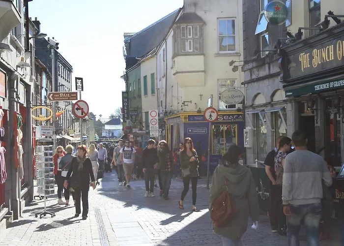 Latin Quarter Cosy *